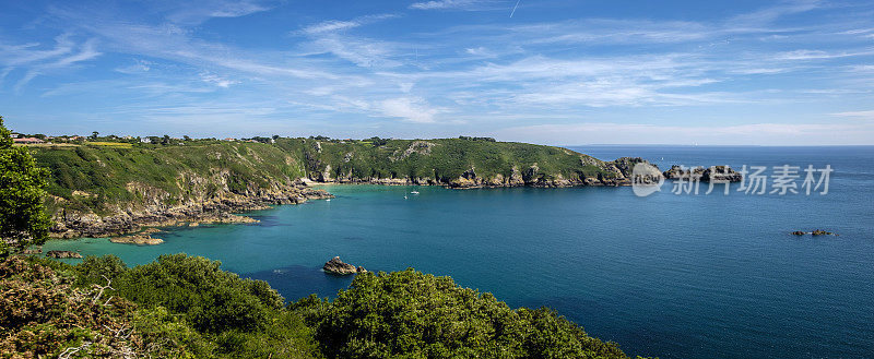 白Moulin Huet Bay和Petit Port, St Martins, Guernsey, Channel Islands